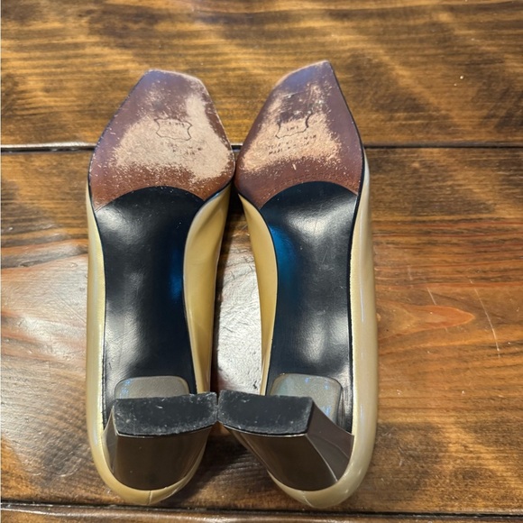 STUART WEITZMAN~pearly gold patent leather~MID-HEEL SHINY GOLD PUMP SHOES 7.5N - Picture 8 of 11